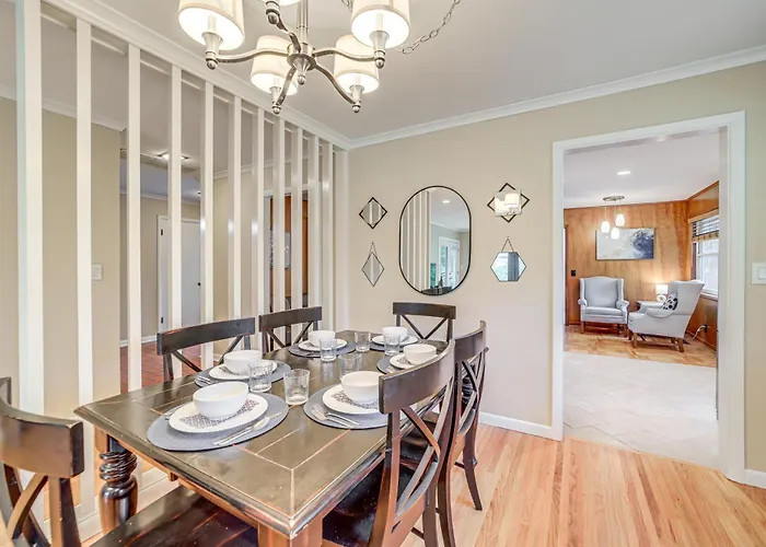 Holiday home 6 Mi To Dtwn: Waterfront In Tulsa!