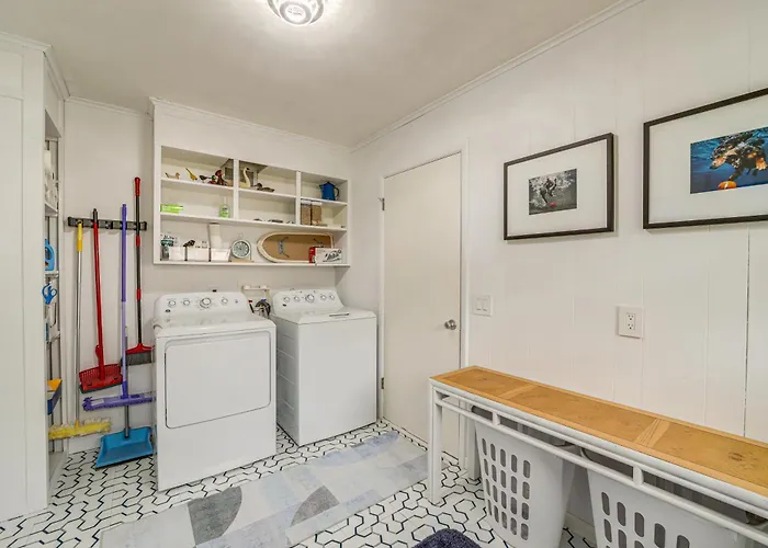 Holiday home 6 Mi To Dtwn: Waterfront In Tulsa!