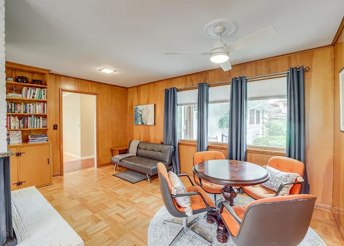 Holiday home 6 Mi To Dtwn: Waterfront In Tulsa!