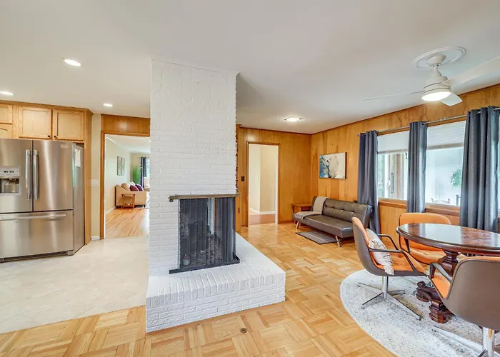 Holiday home 6 Mi To Dtwn: Waterfront In Tulsa!